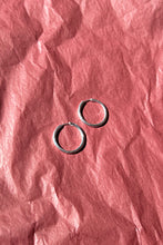 Load image into Gallery viewer, SILVER MEDIUM SEAMLESS HOOPS