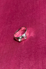 Load image into Gallery viewer, silver textured band ring with clear glass stones