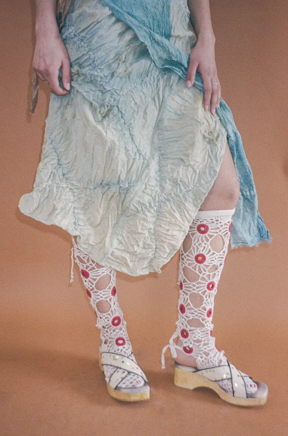 AKIDOR STOCKING IN ECRU AND RED