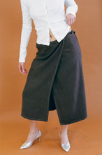 Load image into Gallery viewer, BROWN DYED SARONG