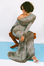 Load image into Gallery viewer, DERYA GOWN IN BLUE/BROWN POLKADOT GRADIENT