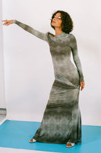 Load image into Gallery viewer, DERYA GOWN IN BLUE/BROWN POLKADOT GRADIENT