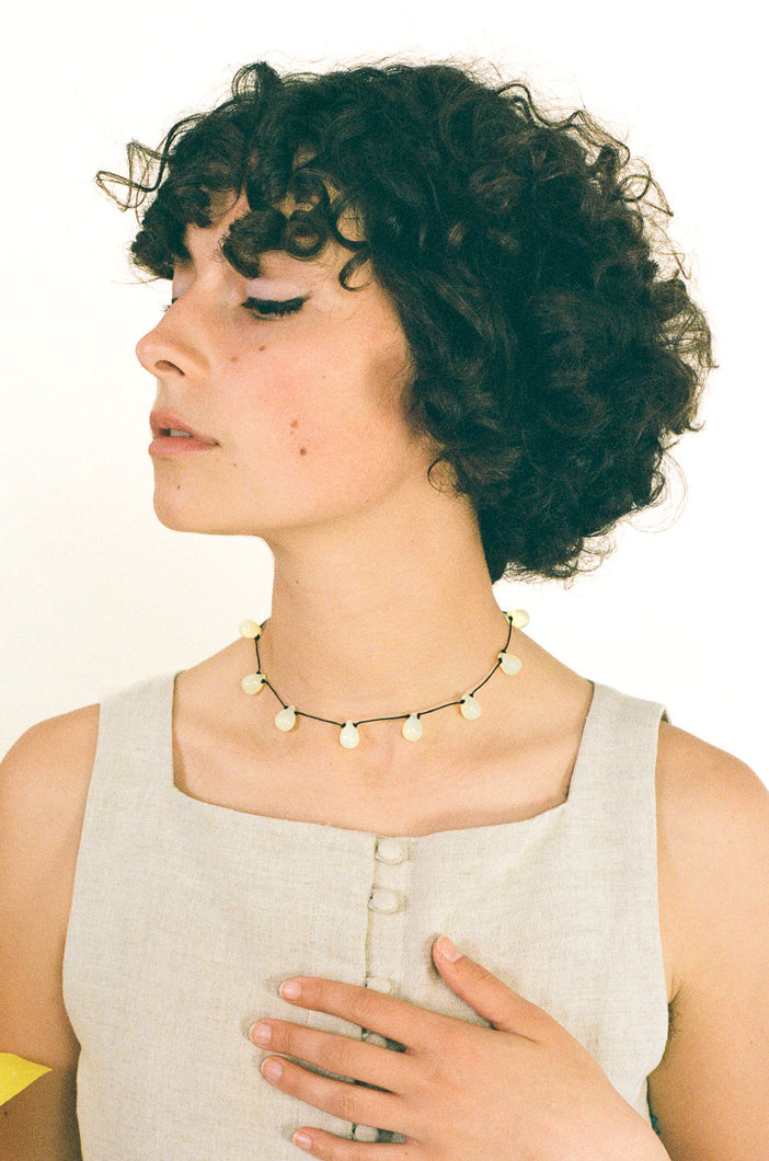 NOUÉ NECKLACE IN BLACK AND OPALINE YELLOW