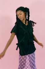 Load image into Gallery viewer, RIBBON TSHIRT IN BLACK