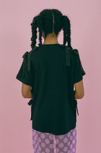Load image into Gallery viewer, RIBBON TSHIRT IN BLACK