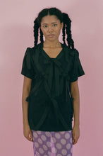 Load image into Gallery viewer, RIBBON TSHIRT IN BLACK