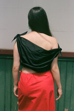 Load image into Gallery viewer, SWAN TOP IN BLACK