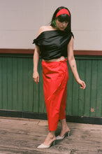 Load image into Gallery viewer, SWAN TOP IN BLACK