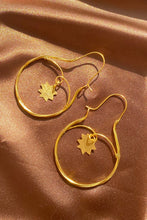 Load image into Gallery viewer, gold dainty hoop earrings with shooting star