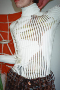 Unisex Italiano white fitted ribbed turtleneck with abstract desert rain print