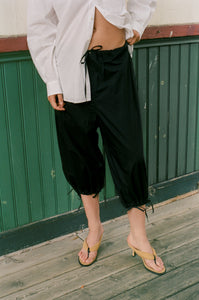 ROMAIN CAPRIS IN BLACK