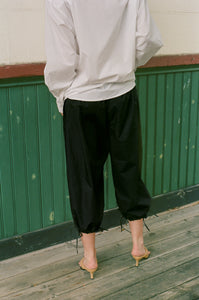 ROMAIN CAPRIS IN BLACK