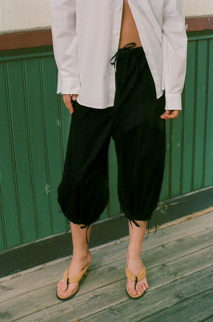 ROMAIN CAPRIS IN BLACK
