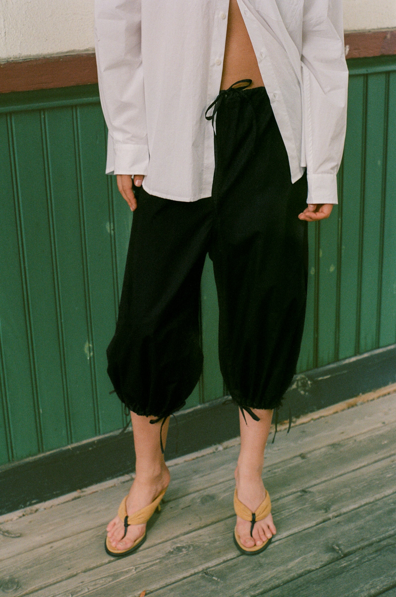 ROMAIN CAPRIS IN BLACK