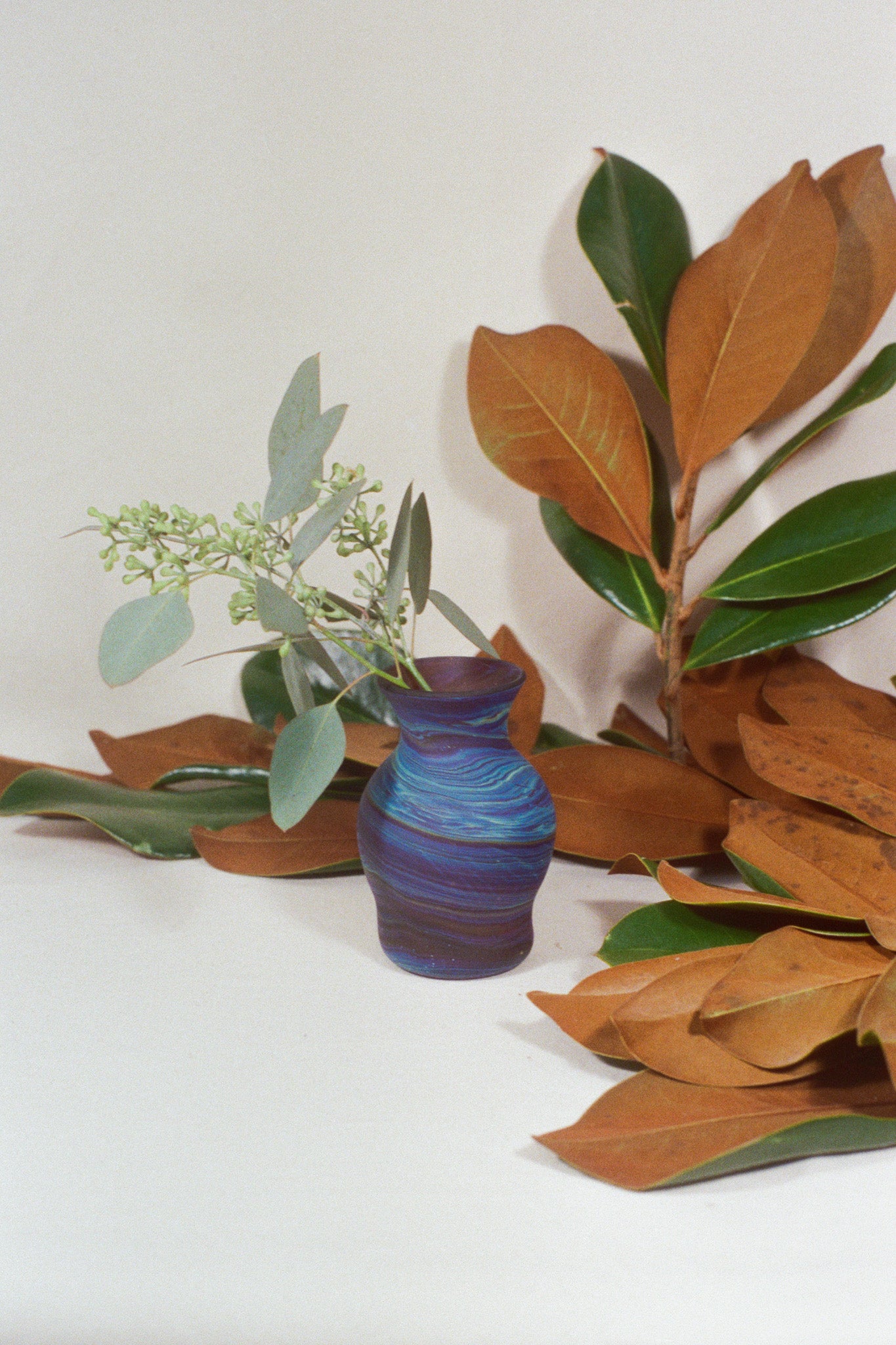 SMALL ROUND VASE IN AMBER