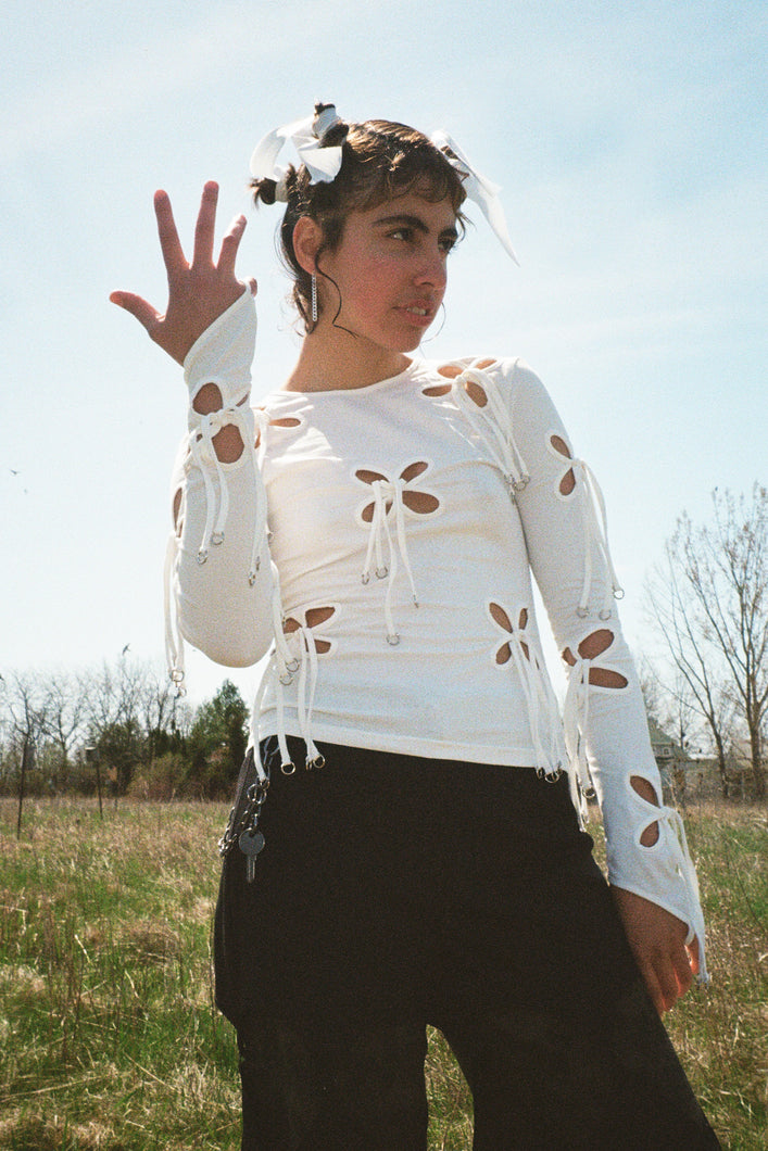 FLOWER LONG SLEEVE WITH METALLIC RINGS IN WHITE