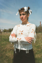 Load image into Gallery viewer, FLOWER LONG SLEEVE WITH METALLIC RINGS IN WHITE