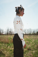 Load image into Gallery viewer, FLOWER LONG SLEEVE WITH METALLIC RINGS IN WHITE